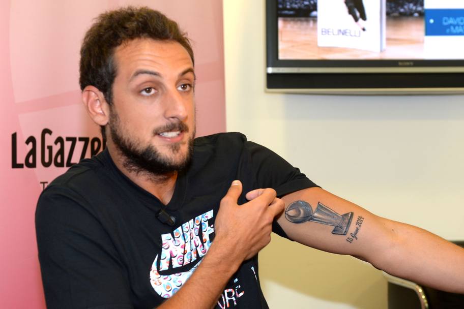 Marco Belinelli, in visita nella sede milanese della Gazzetta dello Sport, mostra il tatuaggio che si  regalato per la vittoria del titolo Nba. (fotogallery Bozzani)
